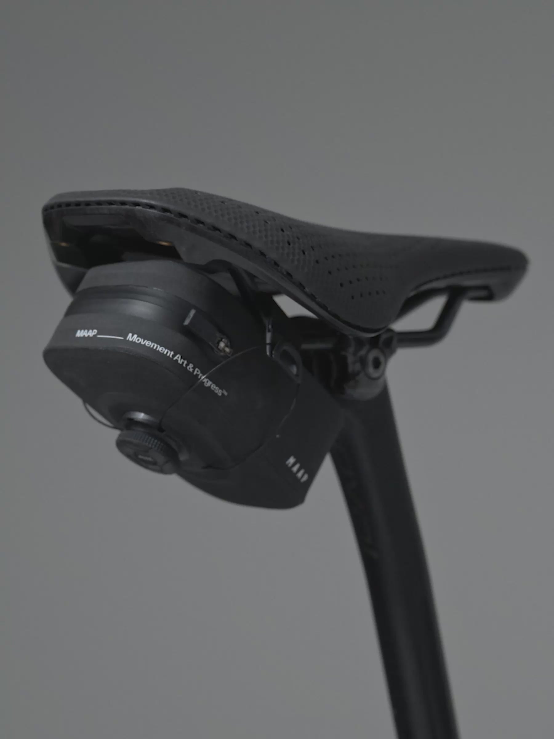 MAUBA251825_BLAK.Shield%20Saddle%20Bag%20Small_PDP_Feature_02